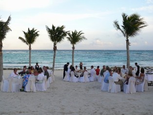 Imagine this beautiful outdoor wedding reception